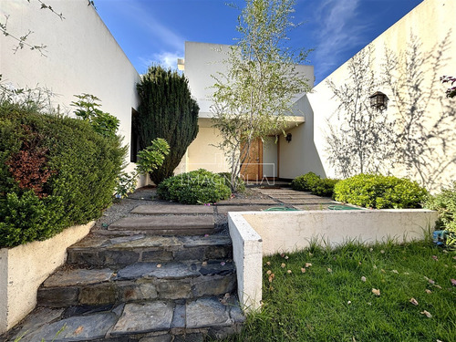 Casa En Venta De 6 Dorm. En Colina