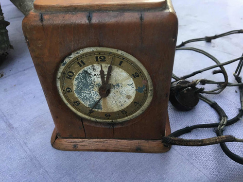 Antiguo Reloj De Mesa En Madera