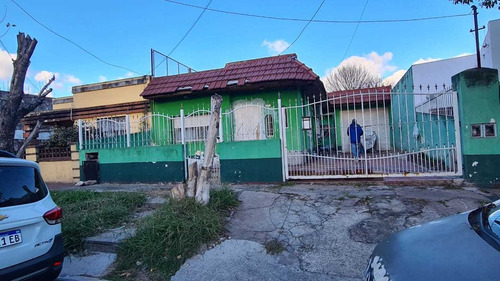 En Venta En El Palomar; Casa Hecha Por Dentro A Nuevo De 3 Ambientes Mas Departamento De 3 Ambientes Al Fondo. Tomo Depto 3 Amb En Parte De Pago F: 8704