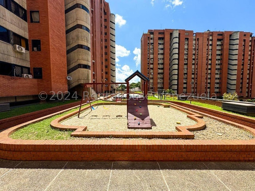 Venta De Amplio Apartamento En Los Dos Caminos Mls #25-4853