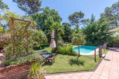 Espectacular Casa De Cinco Dormitorios Y Piscina En Venta - Playa Mansa- Ref: 2734