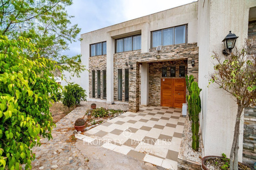 Casa En Parcela Con Acceso Controlado