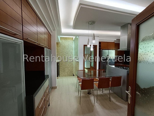 Te Presentamos Este Exclusivo Townhouse En La Zona Más Prestigiosa De Valencia, Conjunto Cerrado De Tan Solo 10 Casas. Distribuidos En 3 Niveles, Esta Propiedad Es El Equilibrio Perfecto Entre Lujo