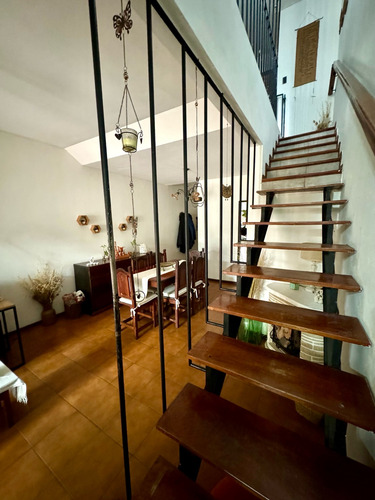 Duplex En Excelente Estado Sobre Calle Medina, Caseros Centro
