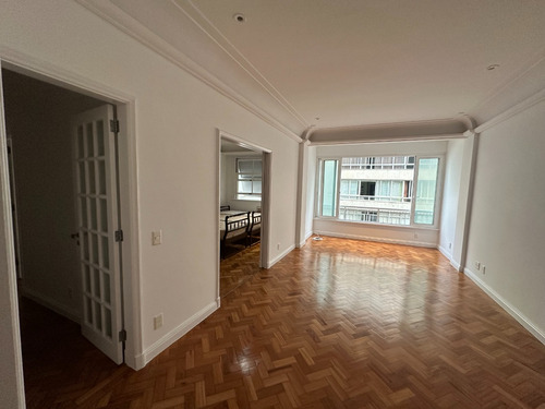 Amplo Apartamento Com Vista Para O Mar Em Copacabana 133 M², 3 Quartos E Conforto Total!