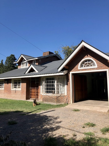 Excelente Casa Quinta En Barrio Los Laureles