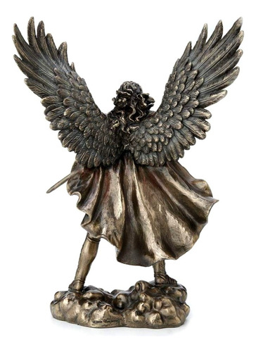 Bela figura de São Miguel Arcanjo com espada de anjo da guarda publicada em cores