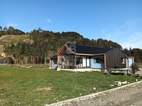 Acogedora Casa En Chamiza, A Pasos De La Carretera Austral