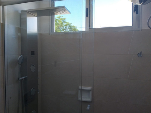 Imagen 2 de 21 de Casa En Piriapolis Para 6 Con Aire Acondicionado Baño A Nuevo, Parrillero Techado Iluminado, A 1 Cuadra De La Rambla Cerca Del Puerto