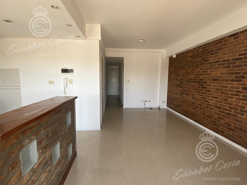 Imagen 7 de 22 de Semipiso De 3 Ambientes Al Frente Con Dos Balcones.