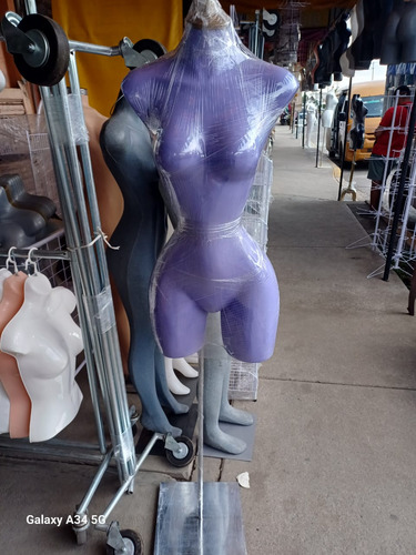 Maniquie Buchon (nuevo) De 3/4 Con Base (Usado)