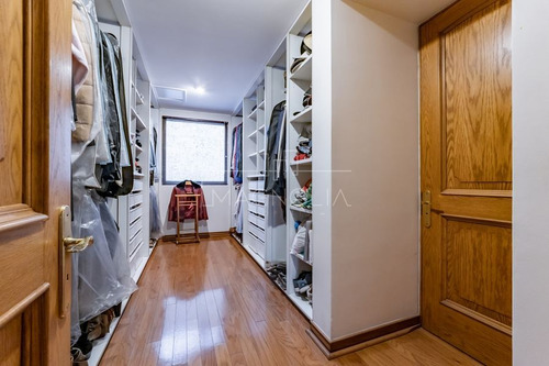 Casa En Venta De 6 Dorm. En Lo Barnechea