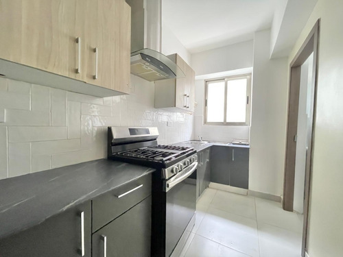 Naco - Amueblado - 3 Habitaciones - 3.5 Baños - Balcón - 2 Parqueos - Area Social - Jacuzzi
