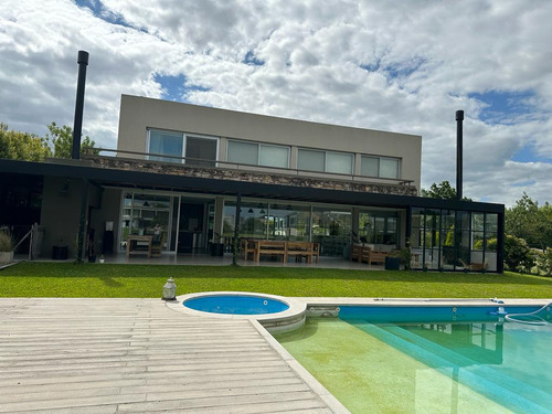 En Venta, Casa Minimalista Al Rio En Albanueva, 4 Dormitorios, Pileta Y Amarra, Toma P/pago