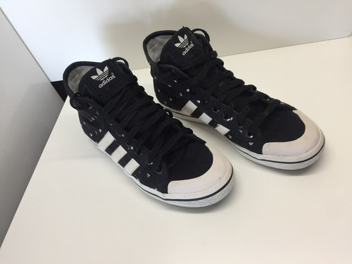 Zapatillas adidas Honey Mid Negro Con Corazones Blancos