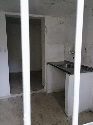 Casa Simples, 2 Dorm., Independente, A 700 Metros Do Metrô Jabaquara. Aluguel 850 Reais
