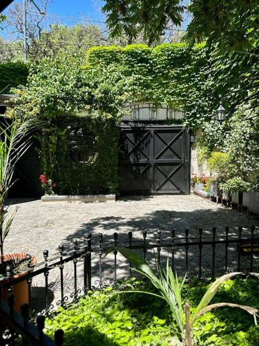 Casa De Estilo En Venta En La Plata