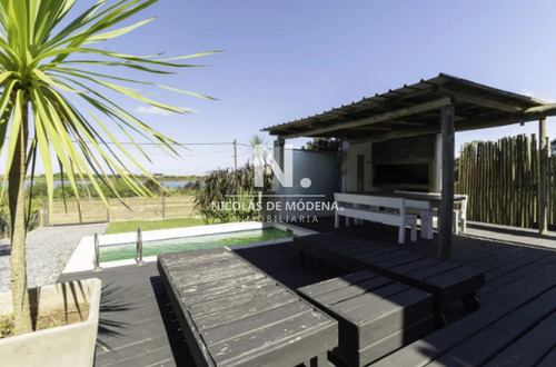 Vende Casa De 3 Dormitorios En Santa Monica.