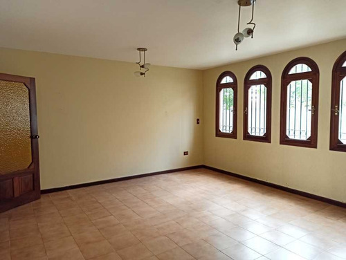 Imagen 3 de 15 de Amplia Casa En Venta En Lomas De La Lagunita Bordeada De Jardines