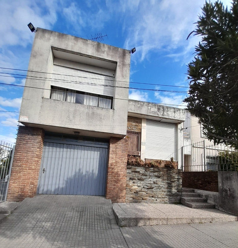 Se Vende Excelente Casa Céntrica En Las Piedras Con Gran Terreno.