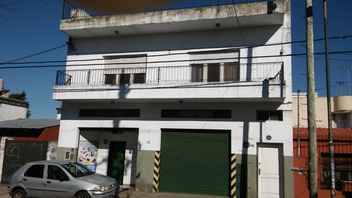 Casa Multifamiliar En 1 Piso 4 Amb Y Depto 2 Amb Con Local En Planta Baja 150 M2