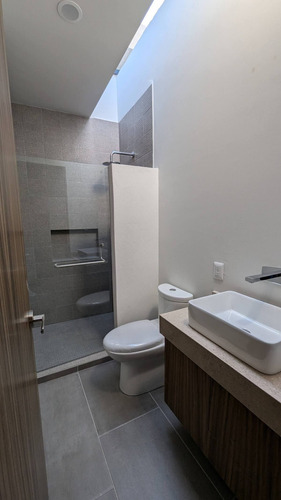 Hermosa Casa En Altozano, 4 Recámaras, 4 Baños Completos, Cto Servicio Con Baño