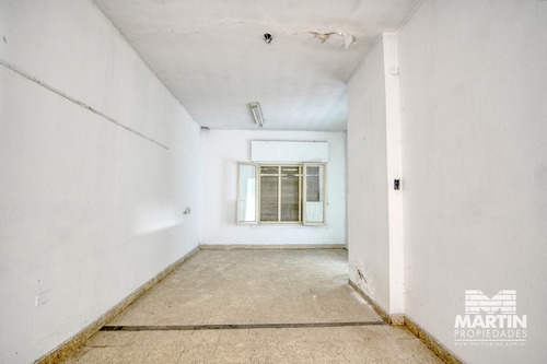 Casa 3 Ambientes Con Cochera Para Mejorar. Zona Comercial.