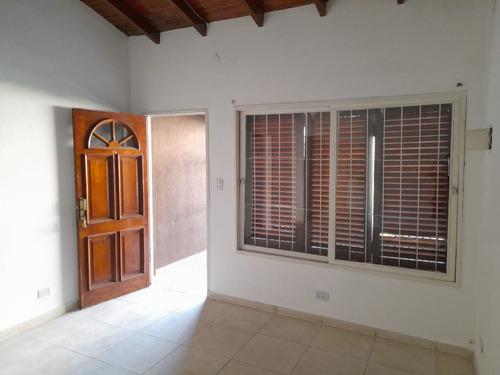 Casa Tipo Ph 3 Ambientes Muy Comodo En Castelar
