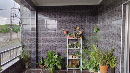 Casa Com 3 Quartos, 2 Banheiros, Salão De Festas Com Churrasqueira, Copa Cozinha, Sala Ampla E Edicula