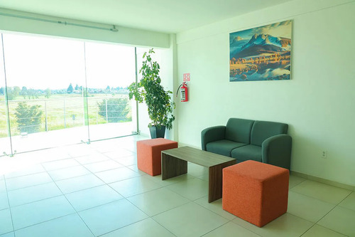 Edificio De Oficinas En Vía Principal Con Vista Panorámica