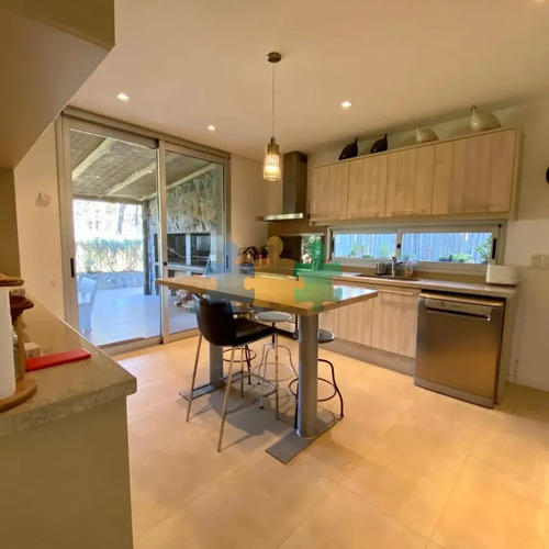 Alquiler Anual Moderna Casa De 4 Dormitorios En Barrio Privado, Playa Brava, Punta Del Este
