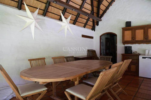 En Alquiler Y Venta! Casa De 3 Dormitorios, Barrio Pinares