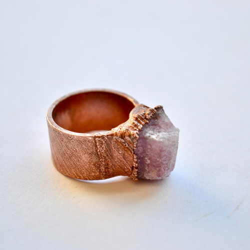 Imagen 7 de 10 de Anillo Texturado Con Piedra Natural Turmalina Rosa Y Cobre