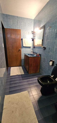 Excelente Oportunidad De Tres Dormitorios Con Dos Baños, Patio Verde.