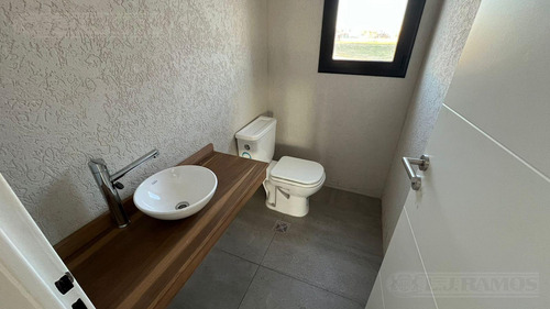 Casa En Venta En El Barrio Riberas- Puertos / Escobar