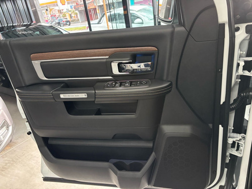 RAM Ram Classic 5.7 Laramie Night Edition Cab. Dupla 4X4 Aut. 4P