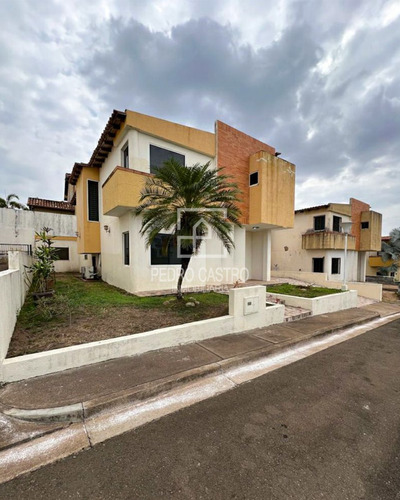 Amplio Townhouse En Venta Ubicado En El Conj. Resd. Athenea Place, En Villa Granada, Puerto Ordaz