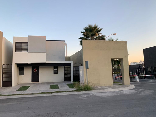 Adl Renta De Casa Con Excedente Frente A Parque Paseo De Amberes Gdl