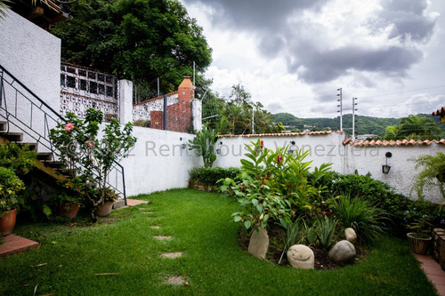 Bella Casa, Con Amplios Espacios Y Jardines Ubicada En Calle Cerrada. 25-17564.