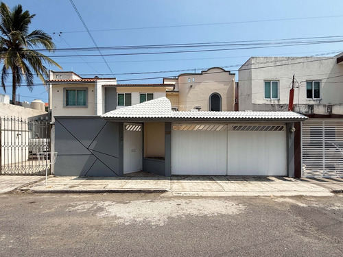 Casa En Venta En Boca Del Río, Veracruz Col. Graciano Sánchez Romo, De 4 Recamaras Y 4 Baños. A 5min Del Centro De Boca Del Rio, Plaza El Dorado Y Playas De Boca Del Rio.