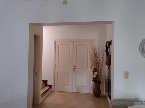 Casa A La Venta En Barrio Los Jazmines, Pilar Del Este, Pilar