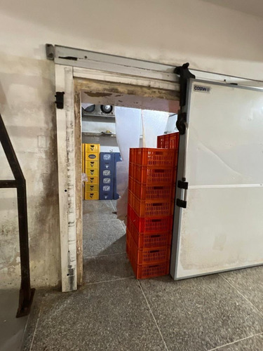 Local Comercial En Puerto Cabello, De 2 Niveles Con Fondo De Comercio Y Licencia De Licores. Zc.p