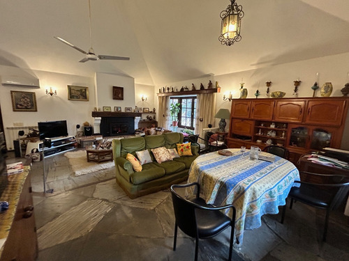 Zona De Colegios,jardines De Córdoba, Chalé De 4 Dormitorios 3 Baños, 2200m2 De Terreno Y 374 M2 Edificados, Barbacoa Integrada, Calefacción, Buena Construcción. Precio De Venta Us$ 460.000