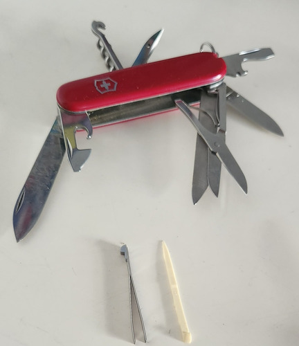 Navaja De Bolsillo Victorinox Ejercito Suizo 12 Usos Rojo (Usado)