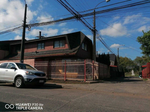 Casa De Esquina Con Excelente Ubicación