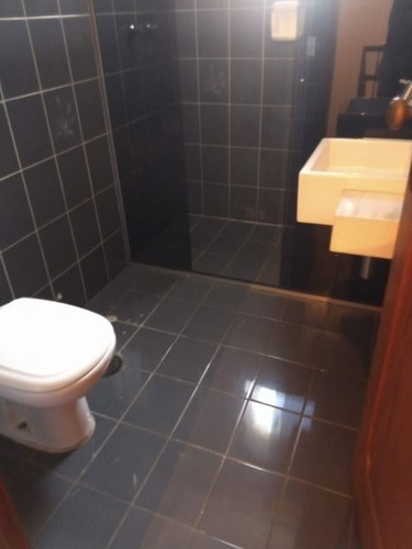 Imagem 9 de 19 de Excelente Imóvel Com 2 Casas E Um Amplo Estacionamento. - Ca0117