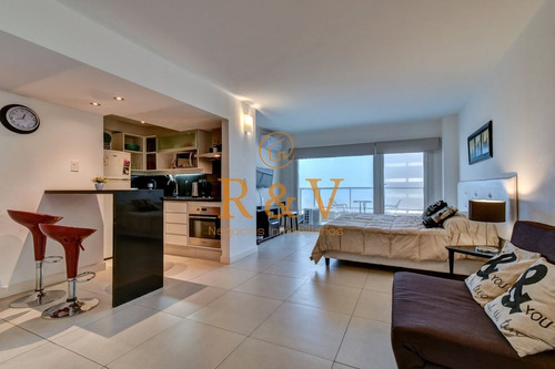 Imagen 2 de 21 de Venta De Apartamento Monoambiente Con Terraza Y Garaje En El Corazón De La Península, Punta Del Este