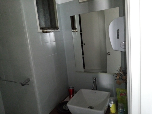 2 Oficinas, Sala De Reunión Y Un Baño.
