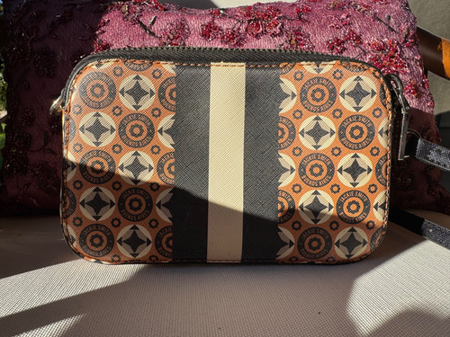 Cartera Jackie Smith Bandolera Camel No Prume No Cuero Camel Negro Crudo Monogram Níquel Negro