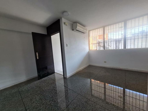 Se Vende Apartamento En Urb La Ceiba, Entrada Independiente